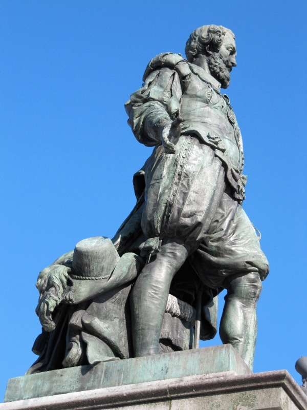 image of Rubens' statue from the west side